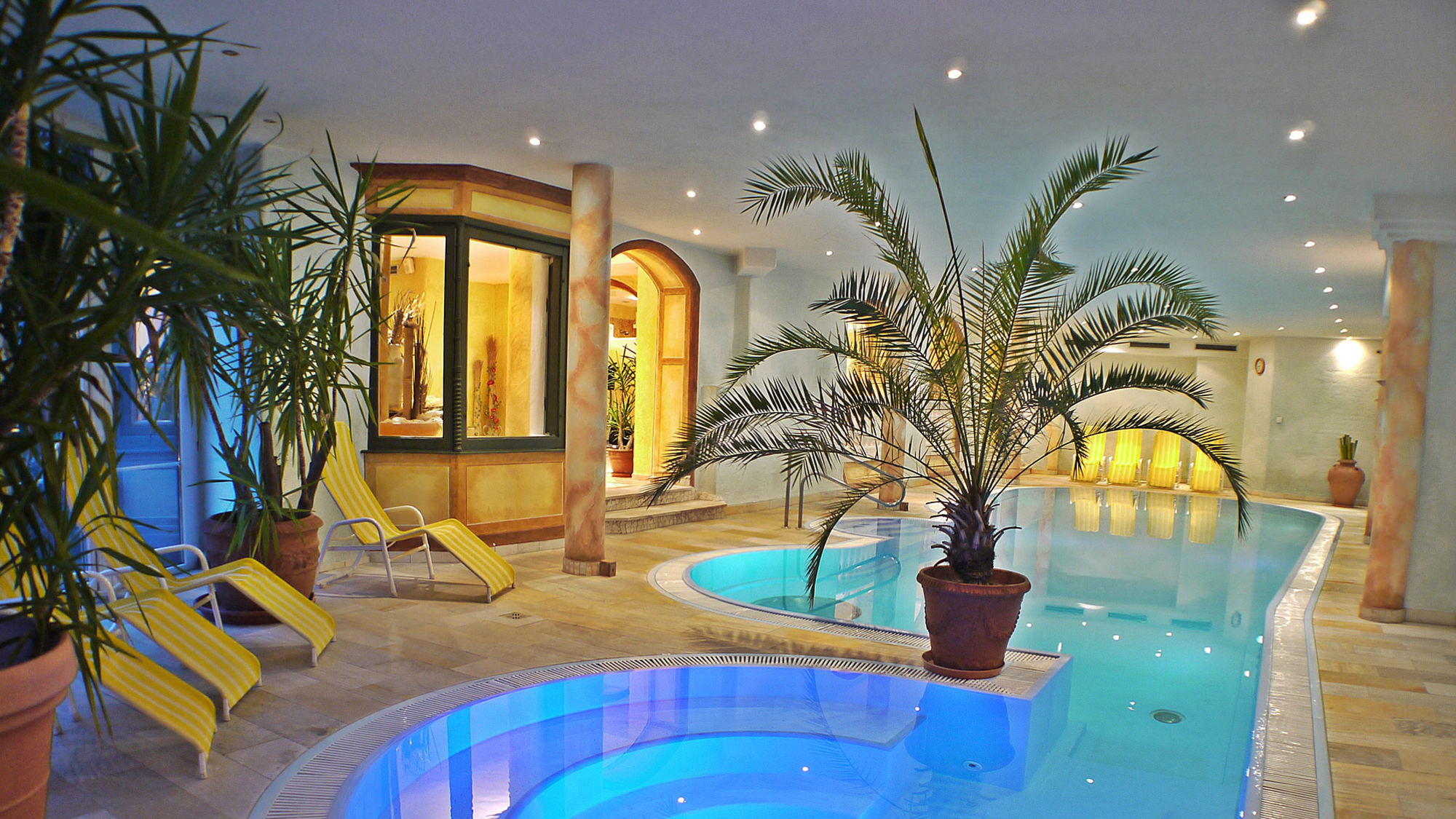 Piscina interna al Posthotel Kassl a Oetz