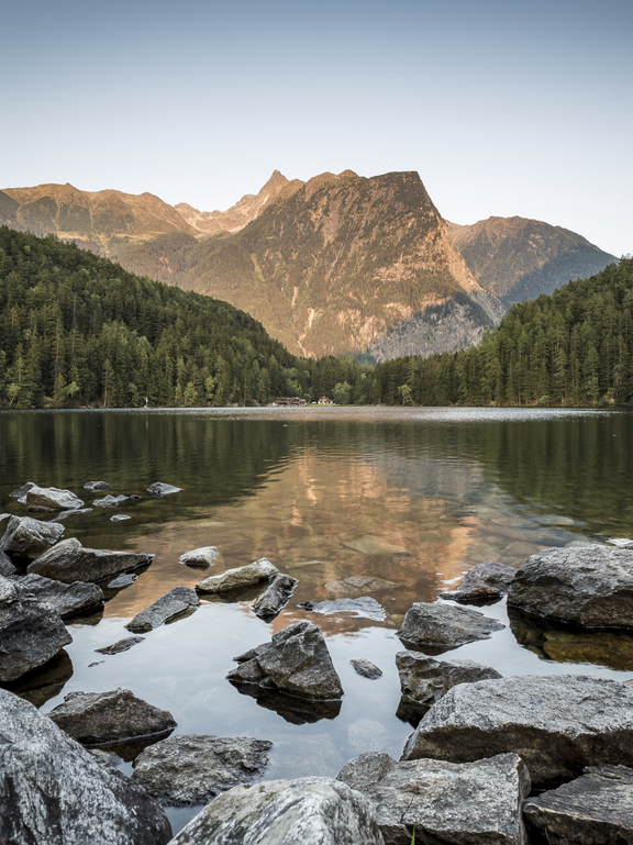 Der Piburgersee mit dem Acherkogel im Hintergrund