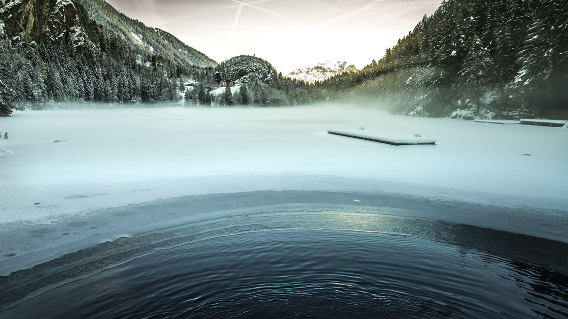 [Translate to Italienisch:] Piburger See vereist Oetz im Winter