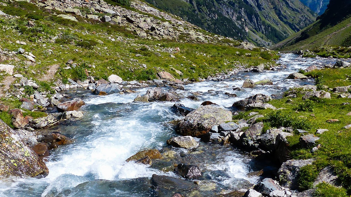 Gebirgsbach in den Ötztaler Alpen