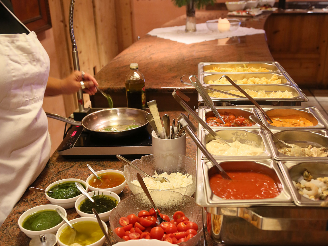 [Translate to Italienisch:] Buffet im ötztal im Posthotel Kassl