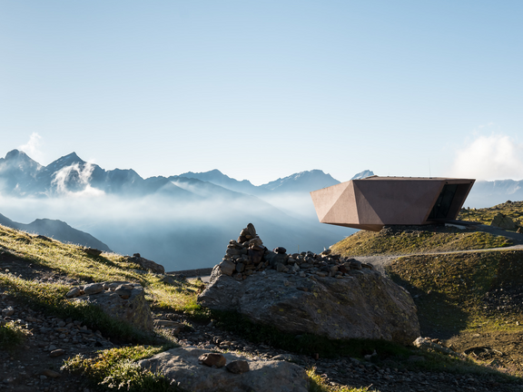 Das Timmelsjoch Museum mit Blick nach Südtirol